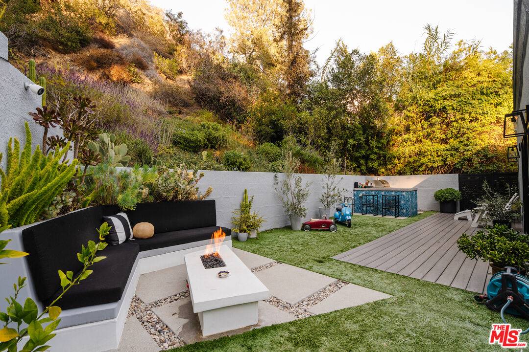10435 Oletha Ln, Los Angeles, CA 90077