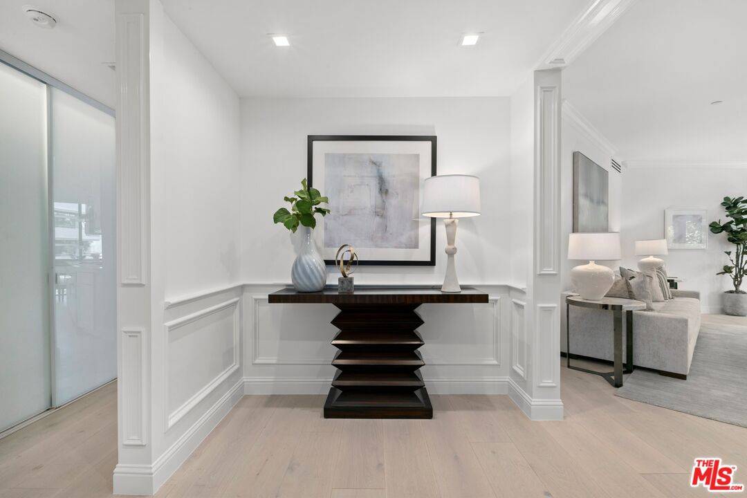 Beverly Hills, CA 90211,300 N Swall Dr #256
