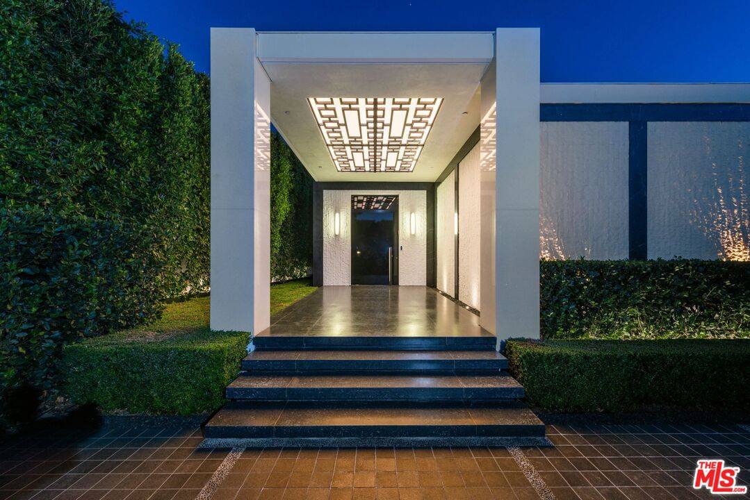 545 Chalette Dr, Beverly Hills, CA 90210