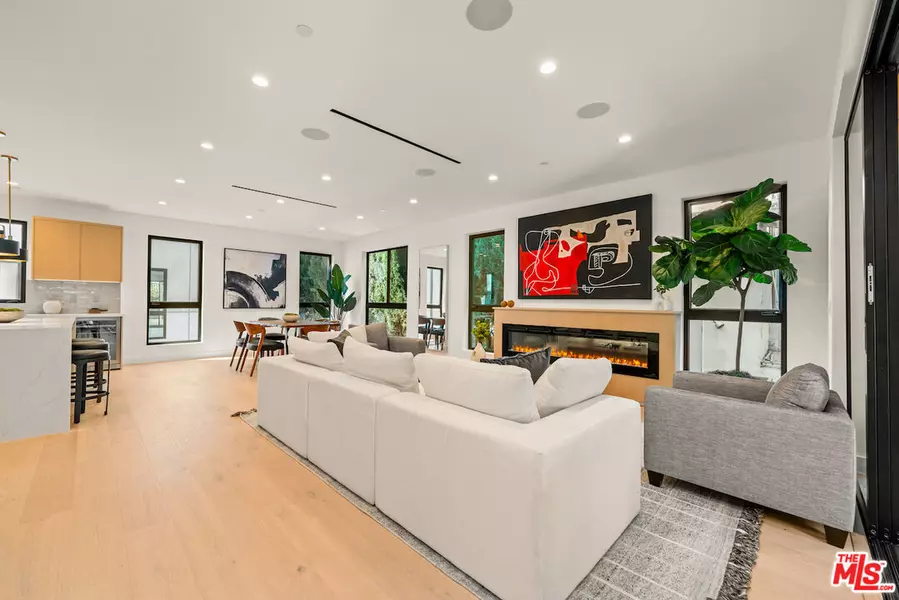 2113 Rodney Dr, Los Angeles, CA 90027