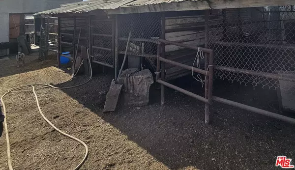 Compton, CA 90220,543 W Raymond St