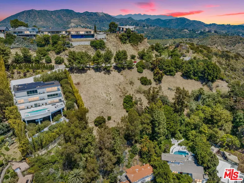 7060 W Mulholland Dr, Los Angeles, CA 90068