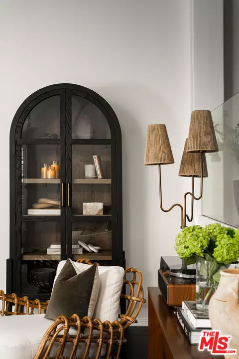 Toluca Lake, CA 91602,4414 Moorpark Way #10