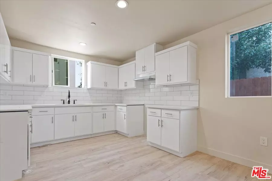 735 E 82nd St, Los Angeles, CA 90001