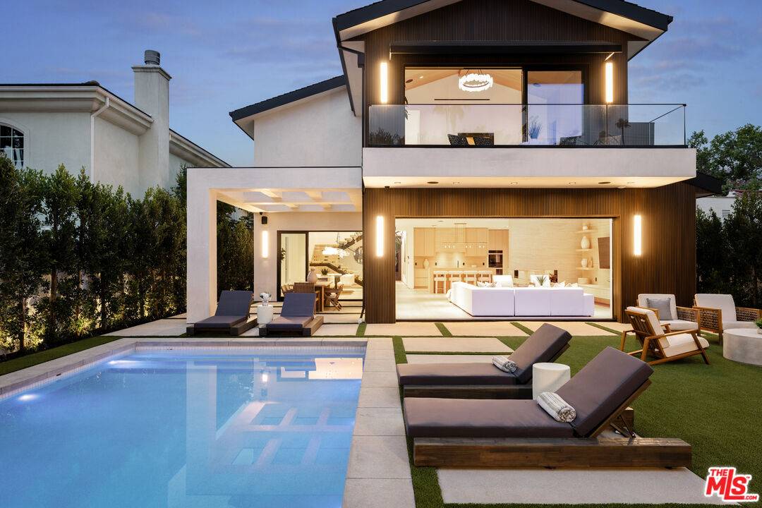 Los Angeles, CA 90036,542 N Martel Ave