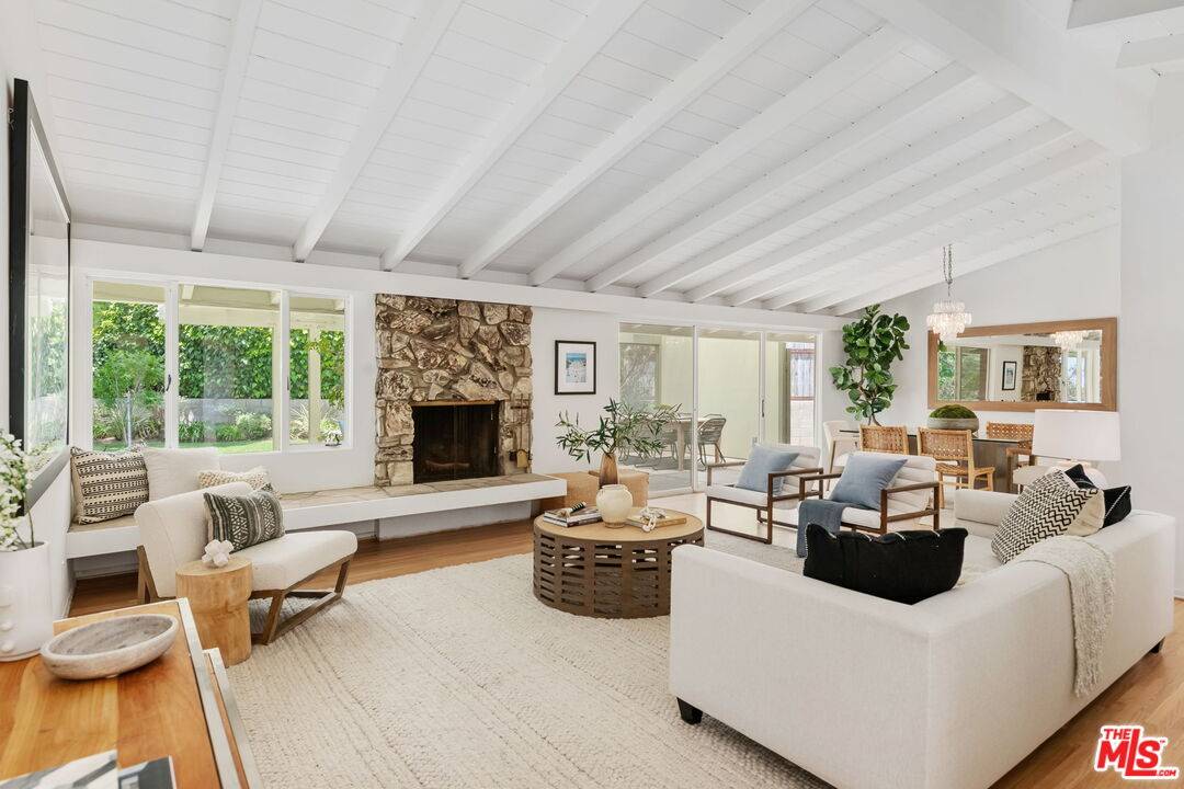 Pacific Palisades, CA 90272,1135 Las Lomas Ave
