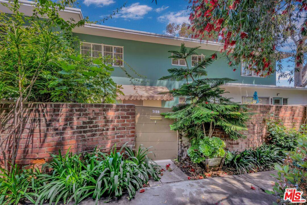 Los Angeles, CA 90016,5120 Village green