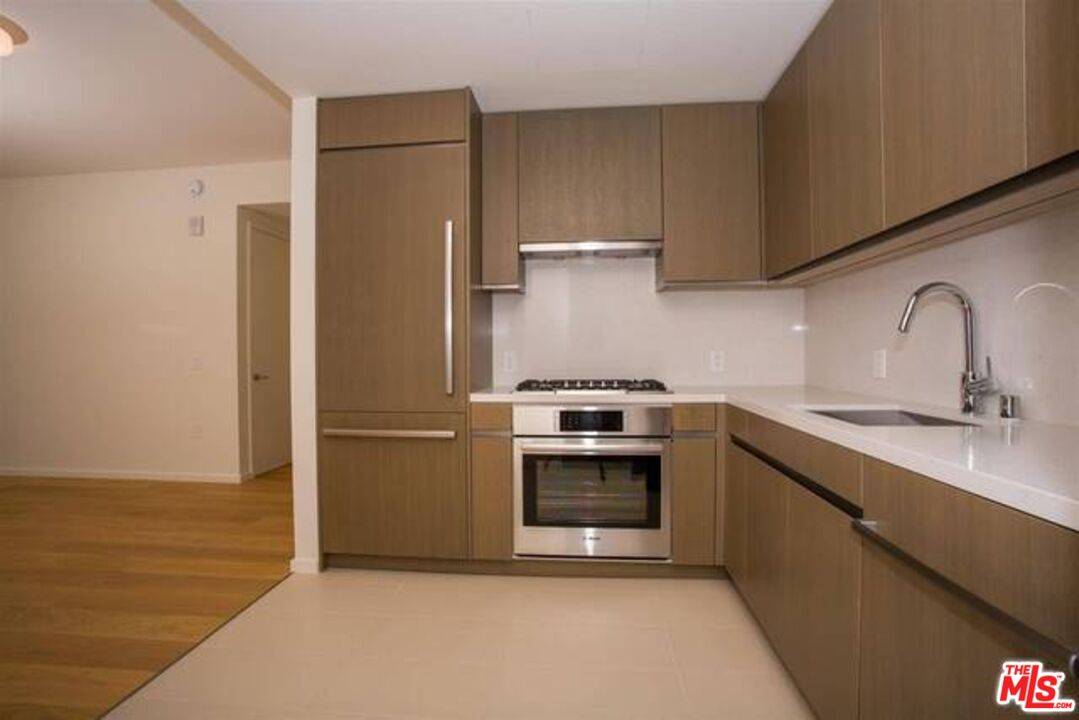 Los Angeles, CA 90017,889 Francisco St #2210