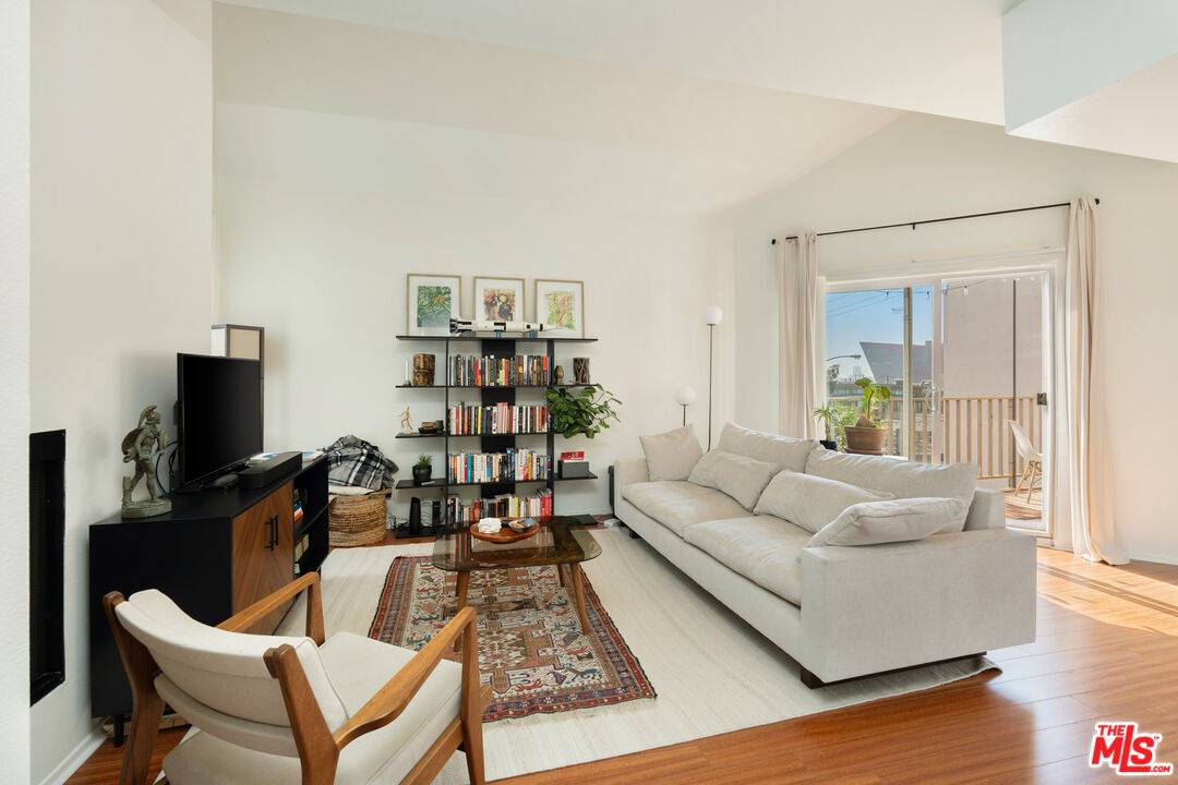 West Hollywood, CA 90069,909 N San Vicente Blvd
