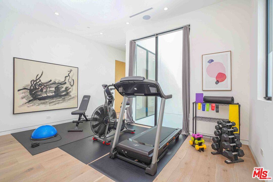 Los Angeles, CA 90046,832 N Sierra Bonita Ave