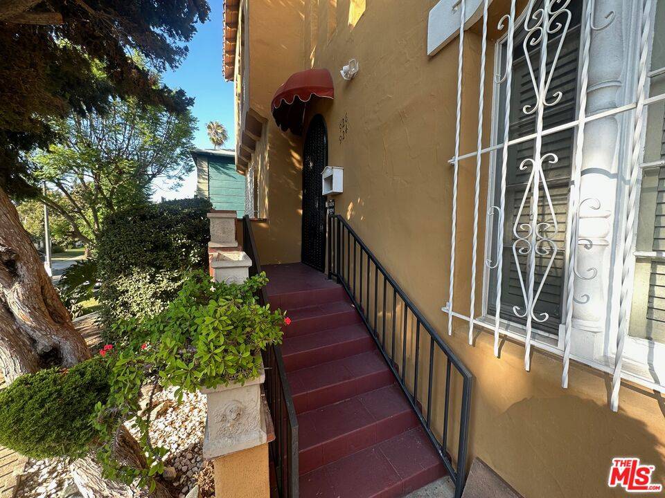 Los Angeles, CA 90036,924 S Curson Ave