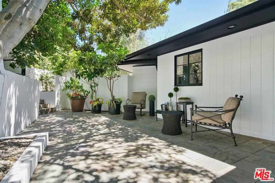 Beverly Hills, CA 90210,1581 Clear View Dr