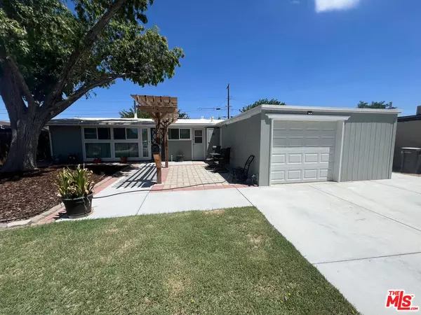 1121 W Avenue J6, Lancaster, CA 93534