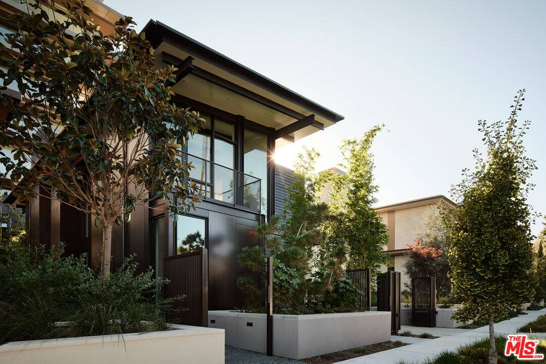 West Hollywood, CA 90069,8870 Rosewood Ave