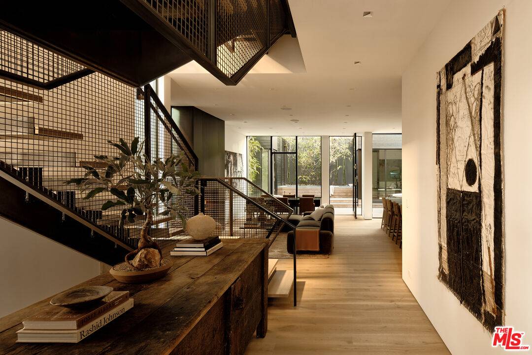 West Hollywood, CA 90069,8870 Rosewood Ave