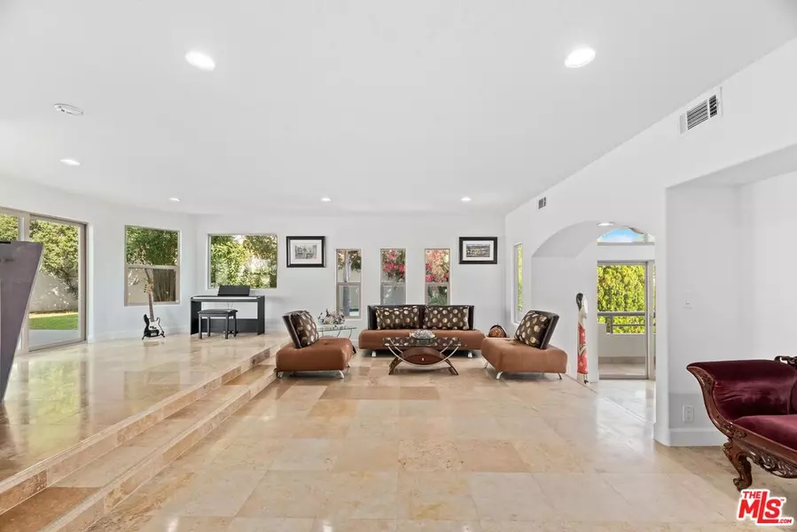 15080 Encanto Dr, Sherman Oaks, CA 91403