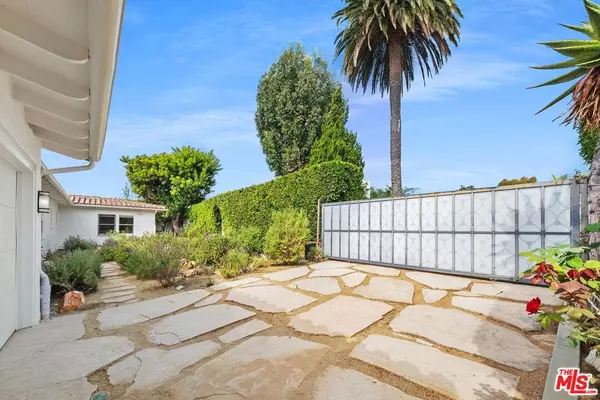 Pacific Palisades, CA 90272,334 Aderno Way