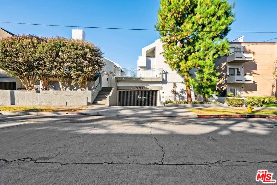 10911 Bluffside Dr #18, Studio City, CA 91604