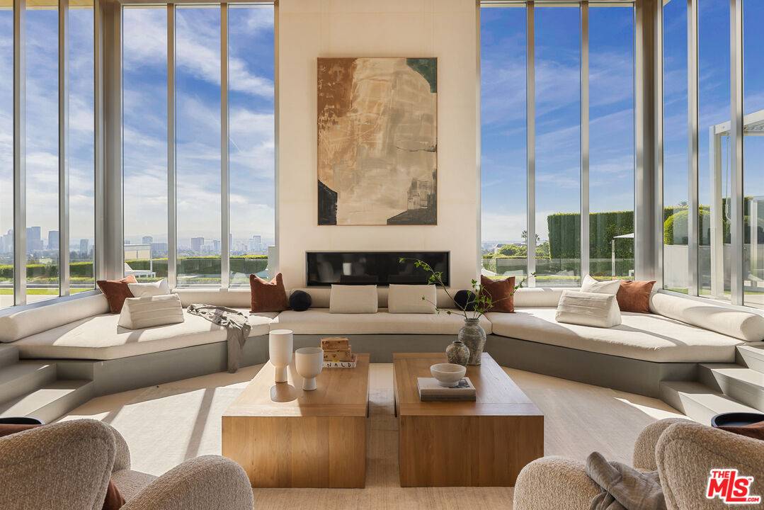 Beverly Hills, CA 90210,1261 Angelo Dr