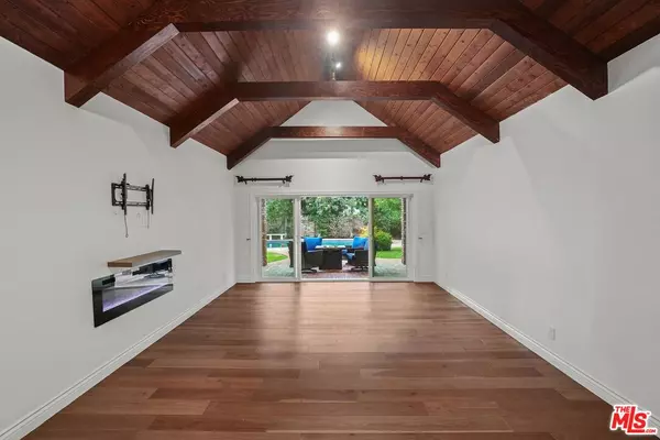 Chatsworth, CA 91311,21126 Merridy St