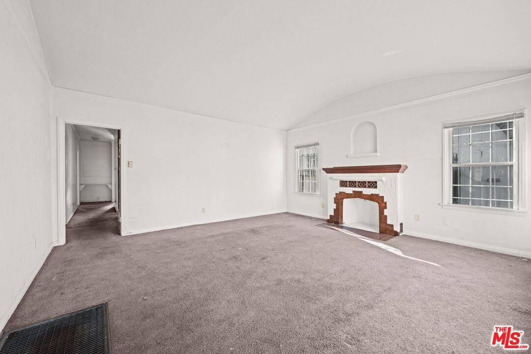 Los Angeles, CA 90044,1116 W 80th St