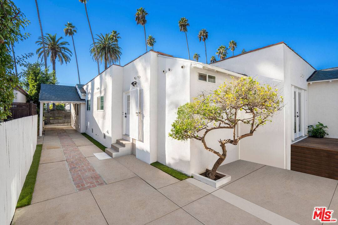 Beverly Hills, CA 90211,138 N Doheny Dr