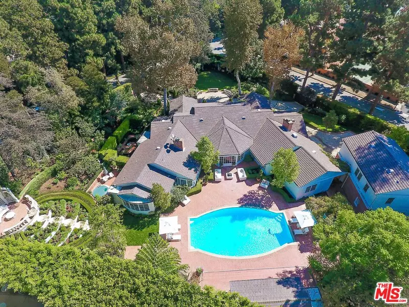 1001 N Crescent Dr, Beverly Hills, CA 90210