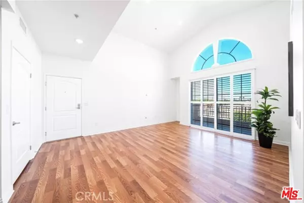 6800 Corbin Ave #301, Reseda, CA 91335