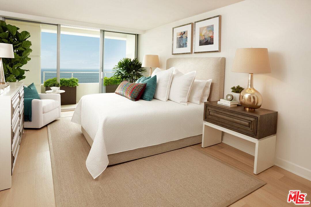 Santa Monica, CA 90401,1221 W OCEAN AVE #1701