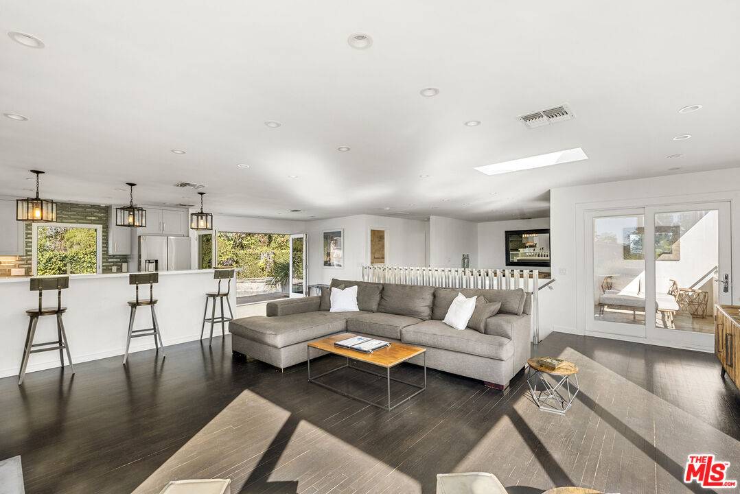 Los Angeles, CA 90069,1523 N Doheny Dr