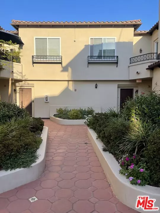 Encino, CA 91316,5753 White Oak Ave #22