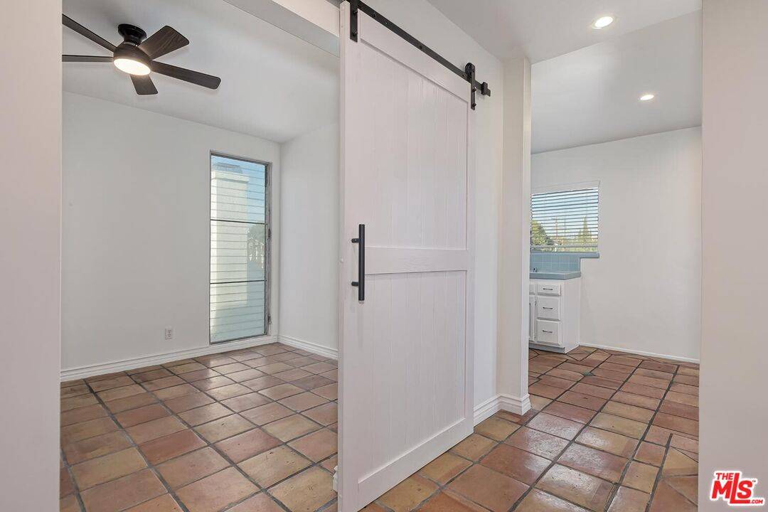 Los Angeles, CA 90034,3613 Veteran Ave #2