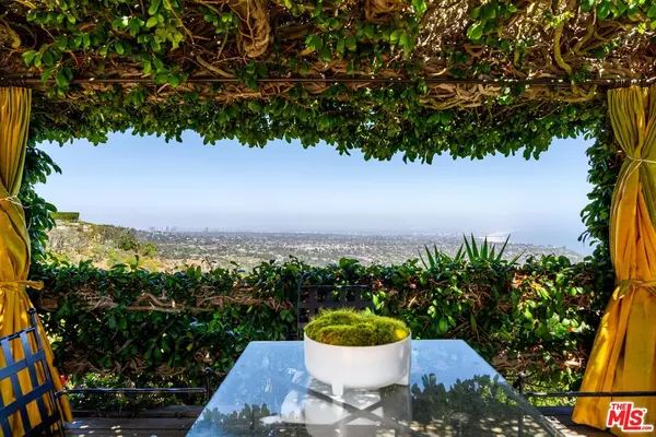 Pacific Palisades, CA 90272,1058 Vista Grande Dr