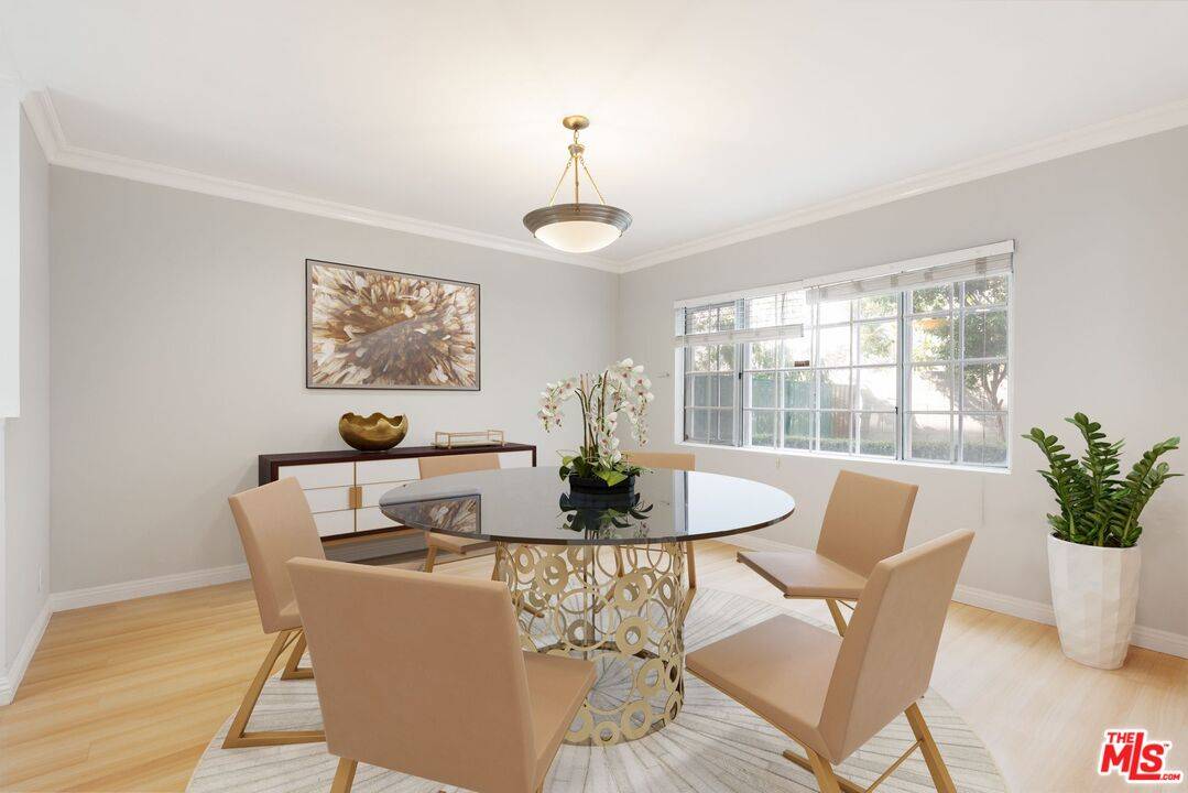 Los Angeles, CA 90005,837 S Windsor Blvd #3