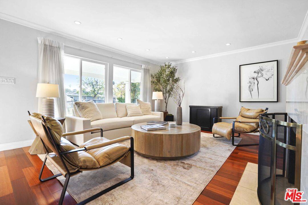 Valley Village, CA 91601,11525 Huston St