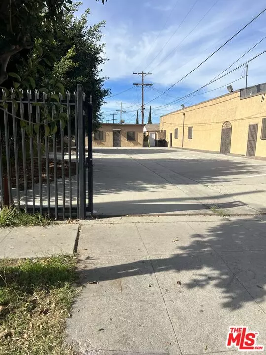 Los Angeles, CA 90003,6617 S San Pedro St