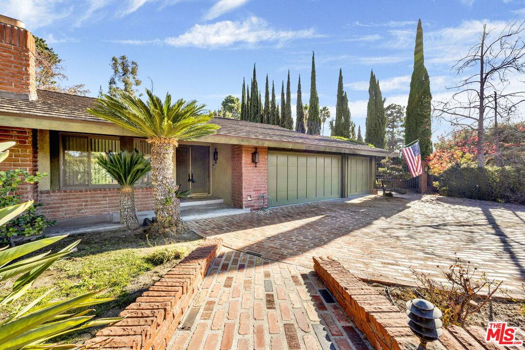 3803 San Augustine Dr, Glendale, CA 91206