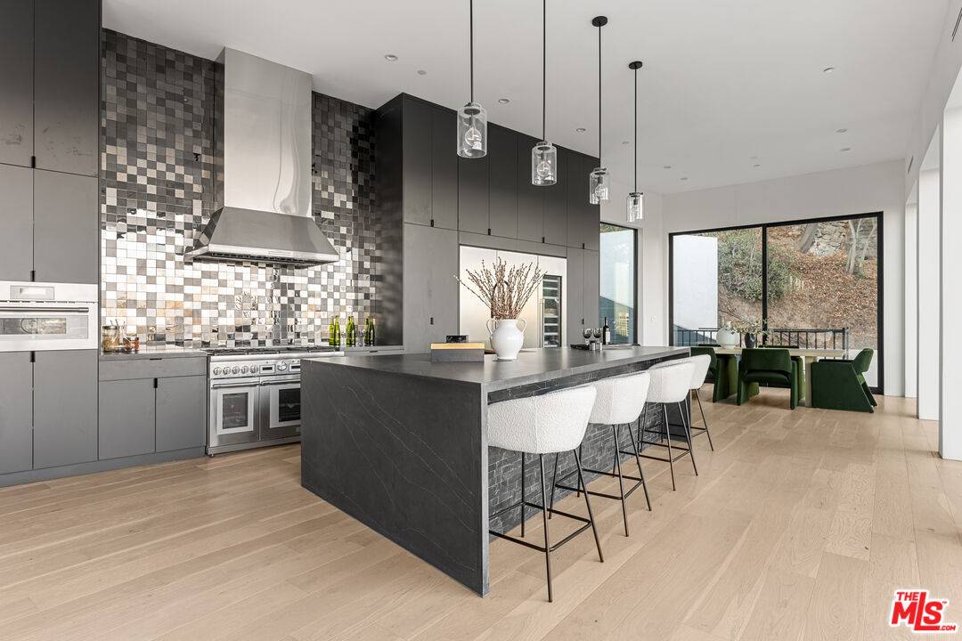 Los Angeles, CA 90068,3716 Multiview Dr