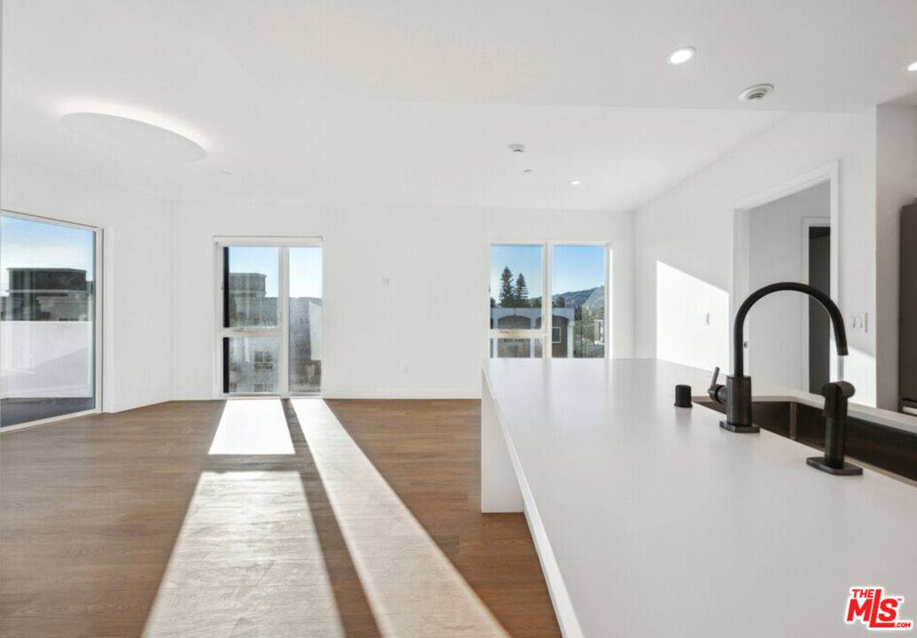 Los Angeles, CA 90038,1130 N Orange Dr #301