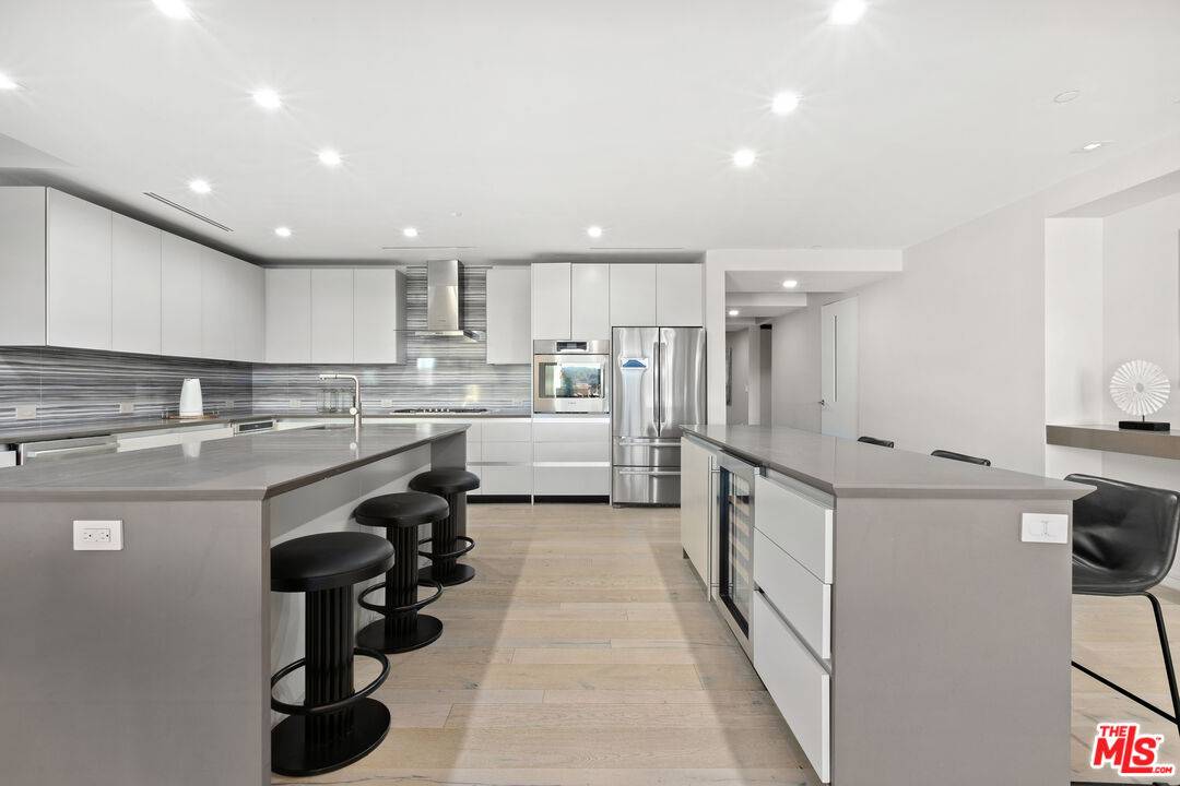 Los Angeles, CA 90077,2391 Roscomare Rd #202