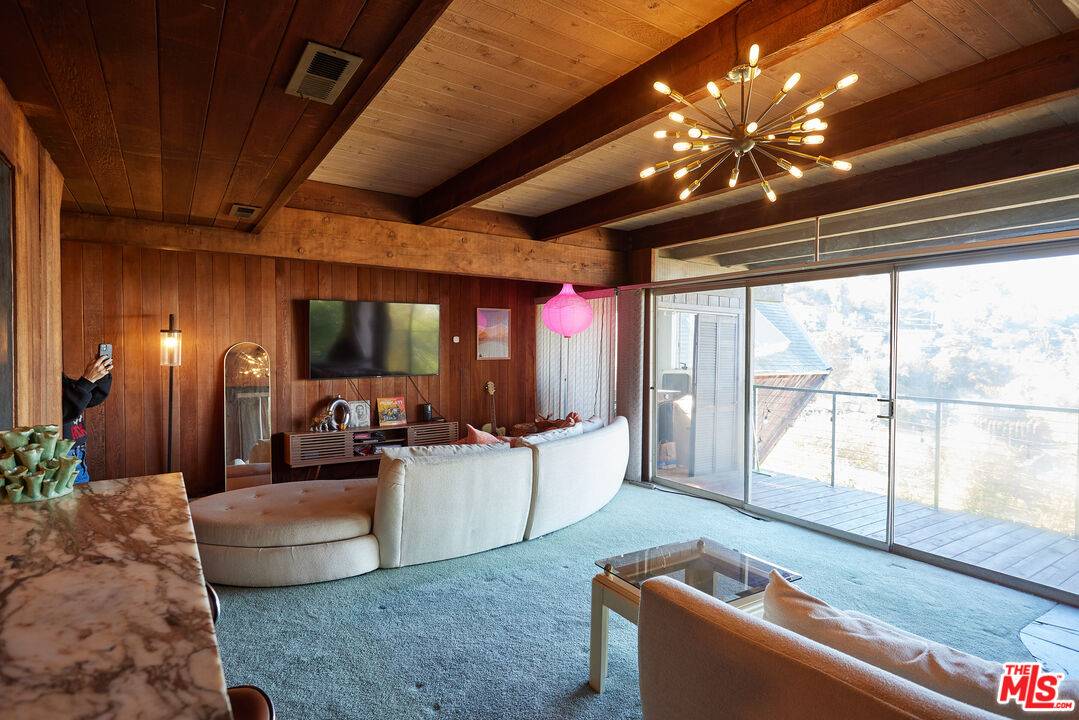 Los Angeles, CA 90068,7225 Pacific View Dr