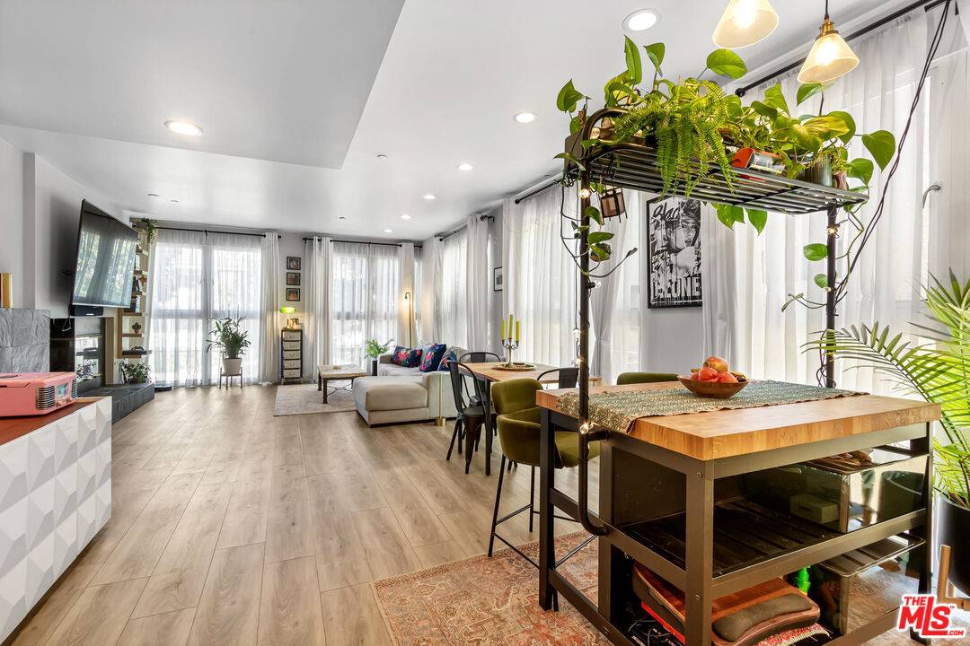 Los Angeles, CA 90064,2345 S Bentley Ave #101