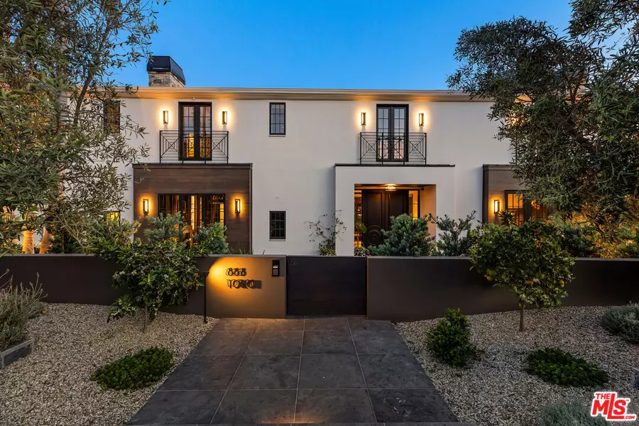 888 Toulon Dr, Pacific Palisades, CA 90272