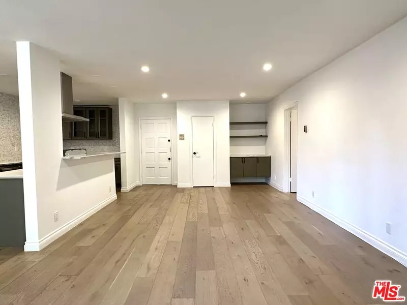 530 S Barrington Ave #102, Los Angeles, CA 90049