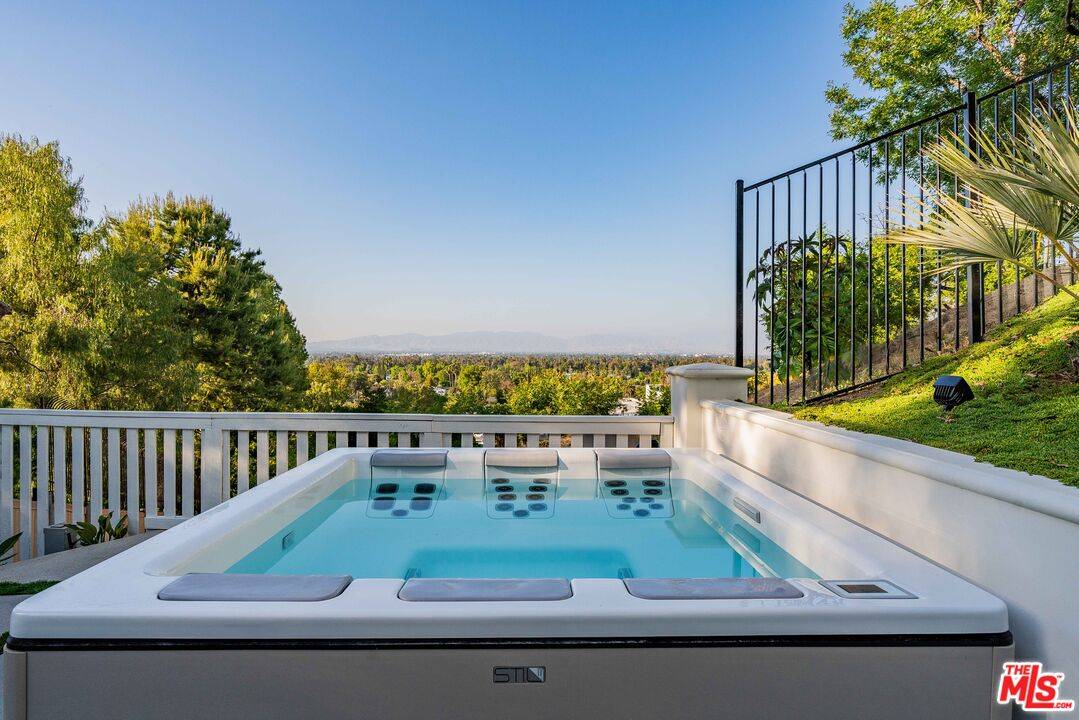 Encino, CA 91436,16725 Oak View Dr