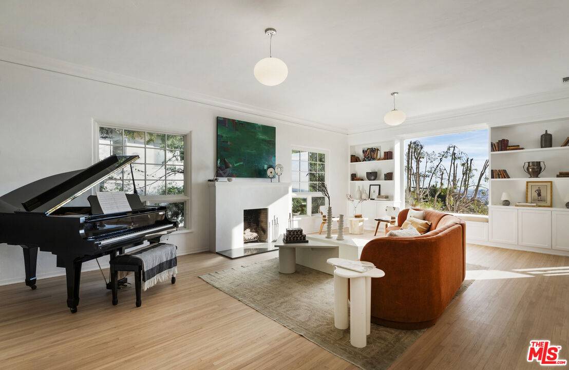 Los Angeles, CA 90027,4860 Glencairn Rd