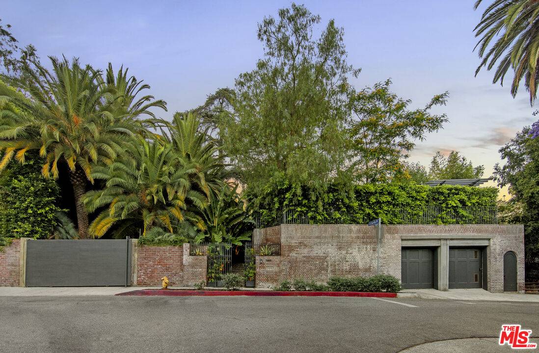 7065 Hillside Ave, Los Angeles, CA 90068