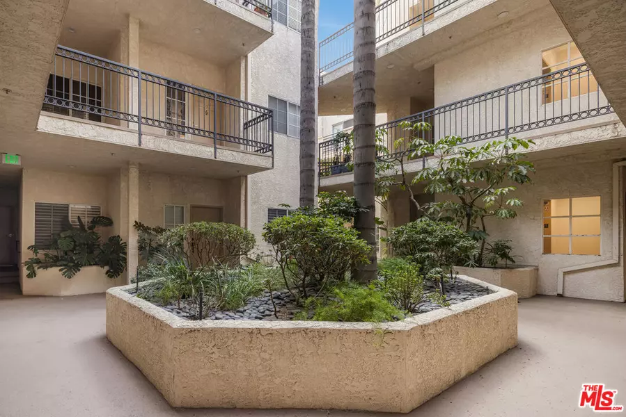 10604 Valley Spring Ln #104, Toluca Lake, CA 91602