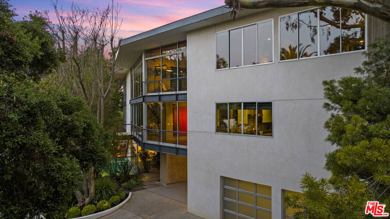 Beverly Hills, CA 90210,2207 Bowmont Dr