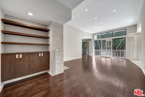 8871 Burton Way #305, Los Angeles, CA 90048